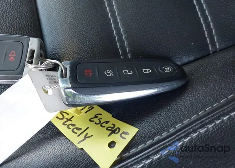 2017 Ford Escape Titanium z USA, uszkodzony, nr VIN 1FMCU9J9XHUD33972